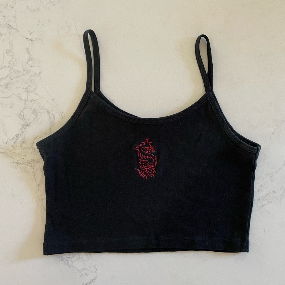 BRANDY MELVILLE CROPPED RED DRAGON BLACK TANK TOP